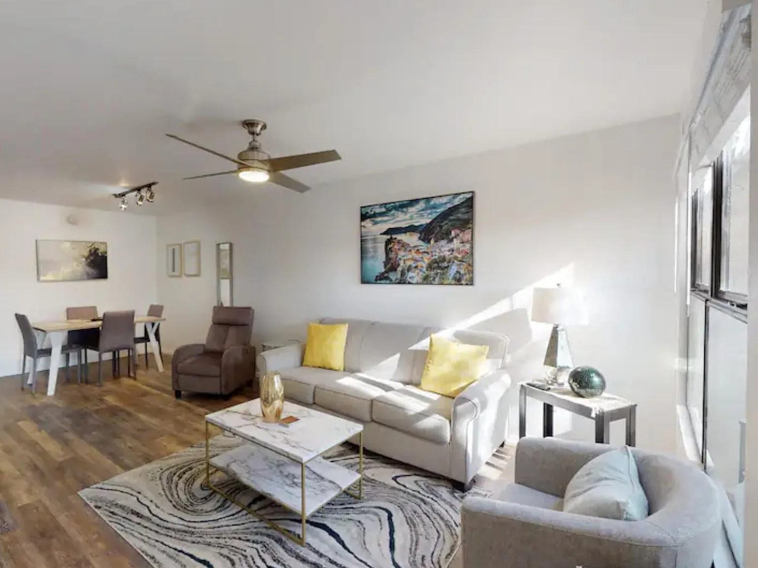 2 bed, 907 sqft, $1,800 — Photo 2