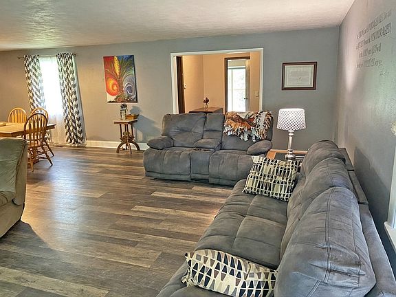 5th image of 210 Bond Ave