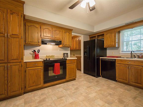 2nd image of 102 Lindenwood Cir