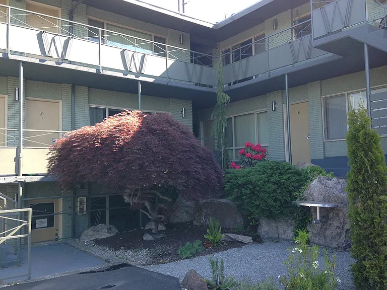 2350 Beacon Ave S — Photo 50