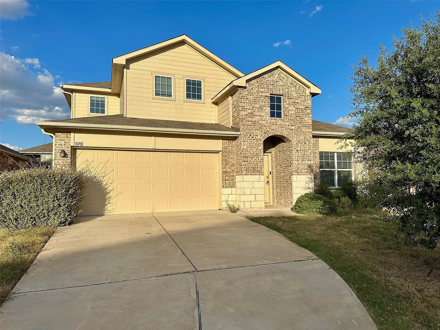 4 bed, 2.5 bath, 2231 sqft, $2,395 — Photo 1