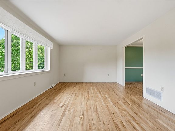 5th image of 8836 Willoughby Rd