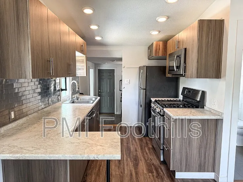 3 bed, 1.0 bath, 920 sqft, $2,237 — Photo 4