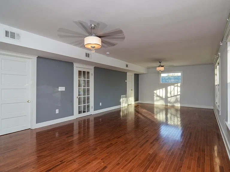 1542 Douglas Ave — Photo 14