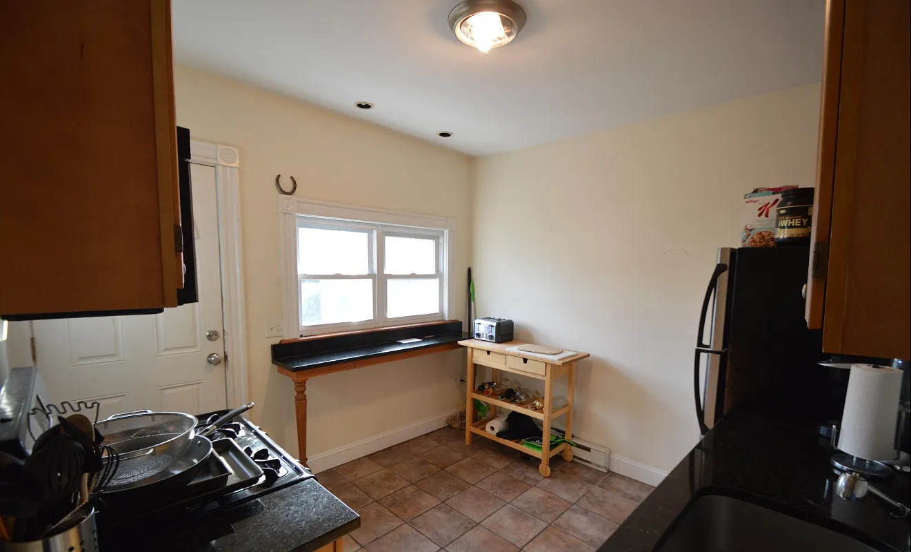 4 bed, 9999 sqft, $4,400 — Photo 2