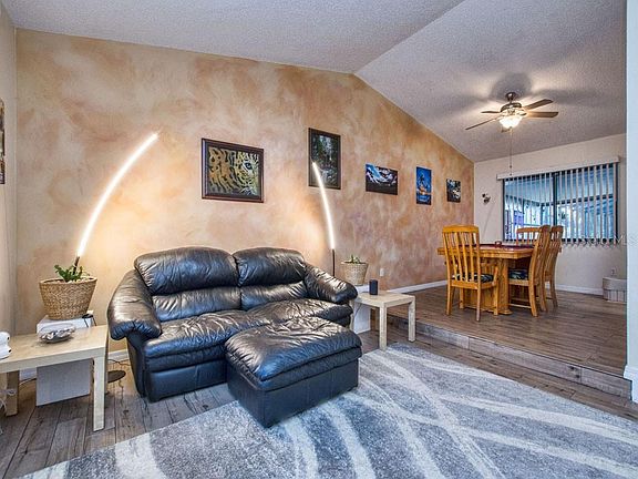 5th image of 118 Essex Dr