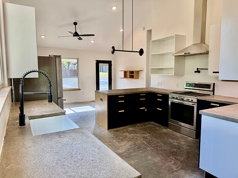 1304 Singleton Ave — Photo 6