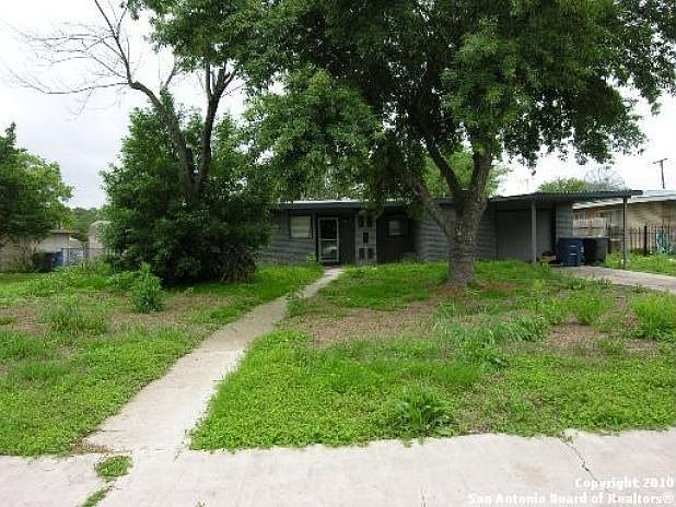 2nd image of 206 Sprucewood Ln