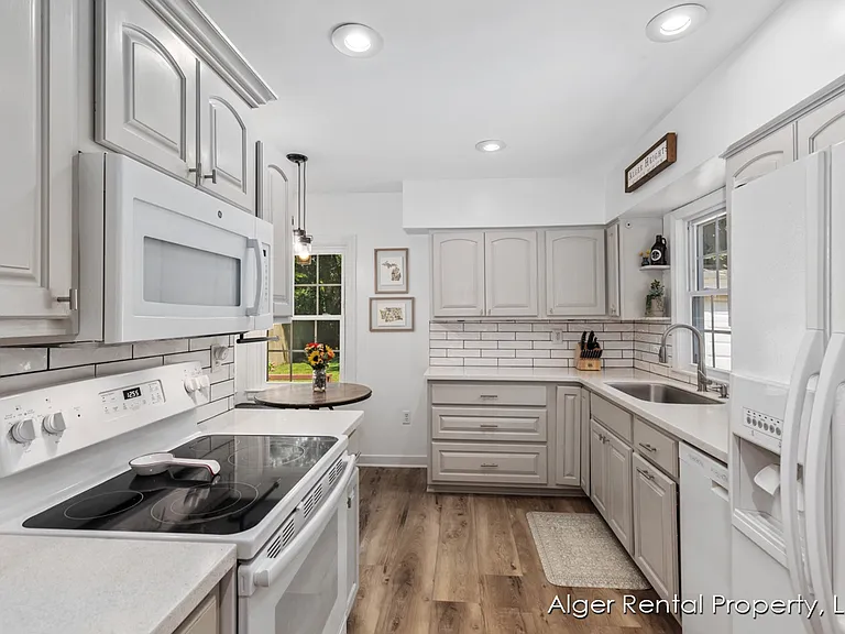 1039 Alger St SE — Photo 6
