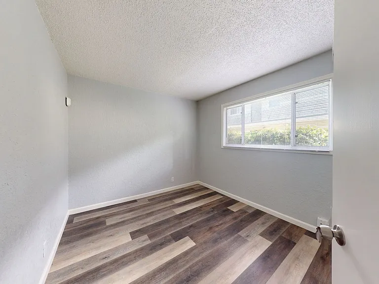 2515 10th ave — Photo 38