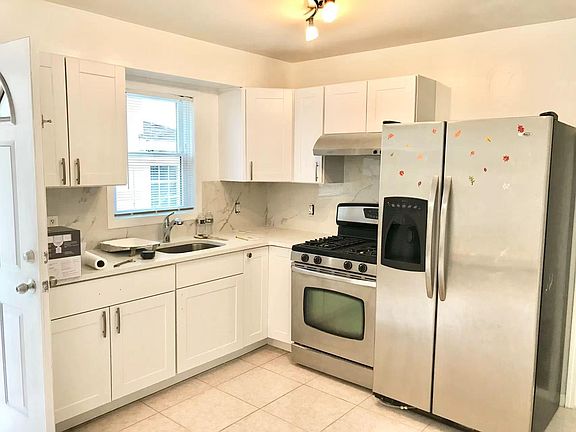 3rd image of 208 Manhattan St Floor 1