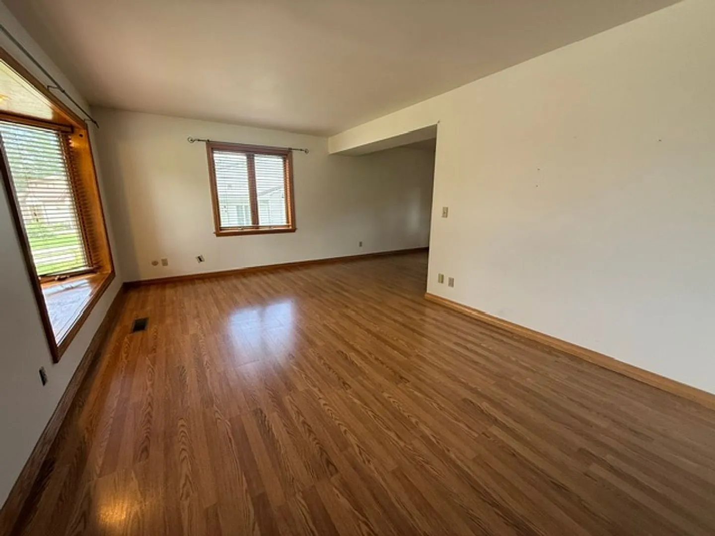 3202 Chatham Dr — Photo 2