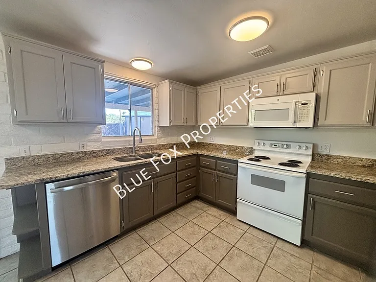 2780 W Via Del Santo — Photo 8