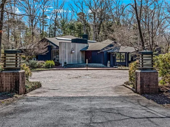 2850 Galsworthy Dr, Winston Salem, NC 27106