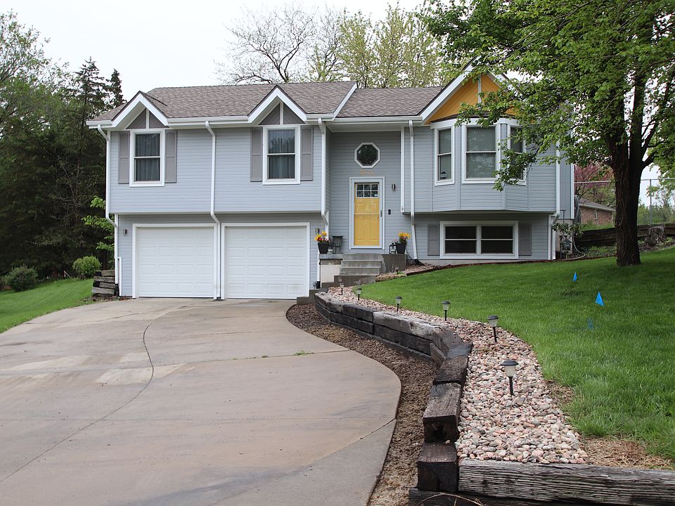 Plenty of driveway parking
