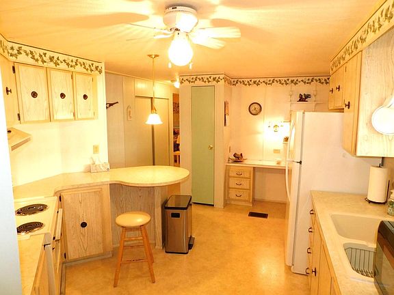 3rd image of 38515 Peacock Ct