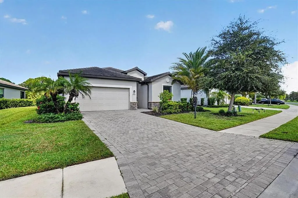 4 bed, 3.0 bath, 2032 sqft, $3,200 — Photo 4