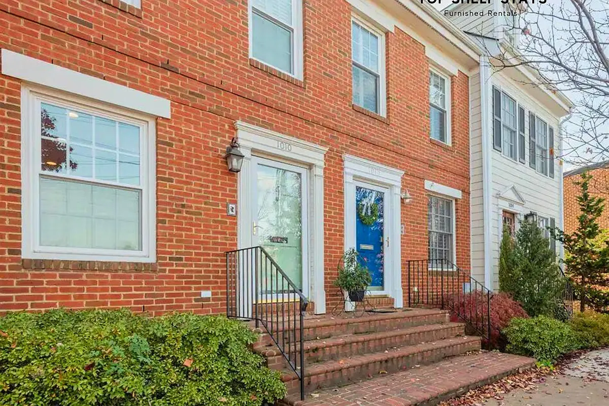 4 bed, 2.5 bath, 2024 sqft, $6,000 — Photo 1