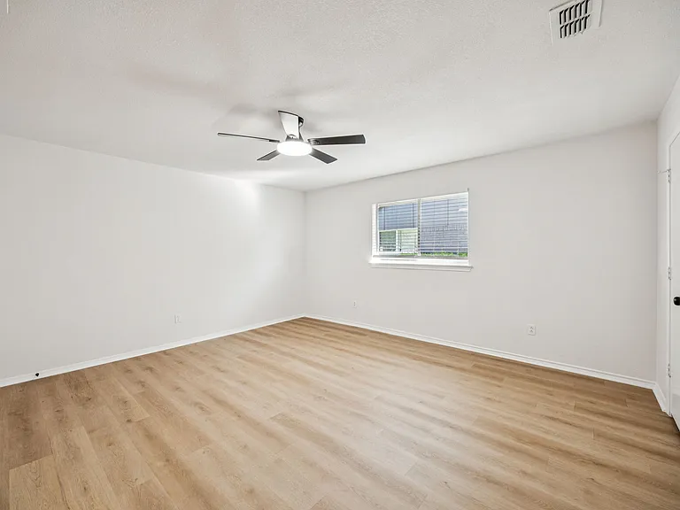 5909 Mark Ln — Photo 7