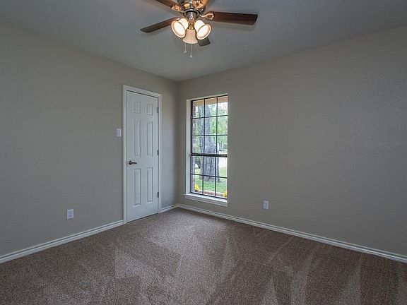 5th image of 208 Briar Creek Dr