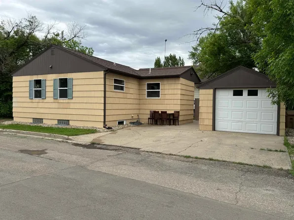 509 4th St NW, Minot, ND 58703