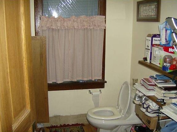 1,4 bath/pantry/storage