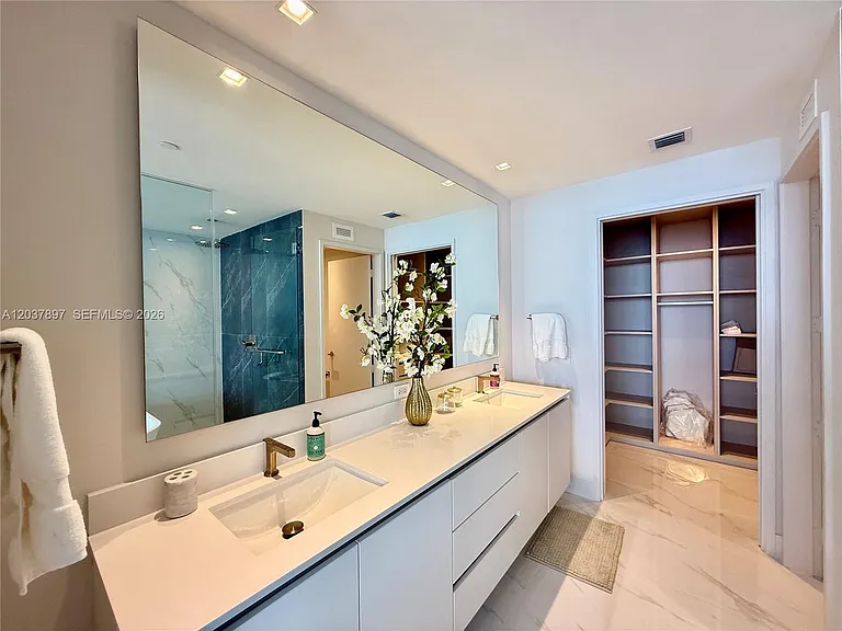 700 NE 24th St #1002 — Photo 8