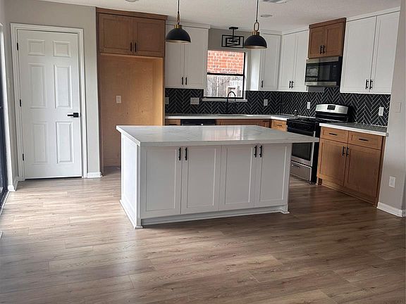 3rd image of 3812 Maple Dr
