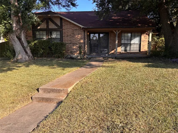7402 Red Osier Rd, Dallas, TX 75249