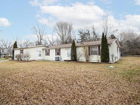 4th image of 169 Holiday Dr
