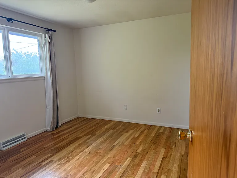 4445 Ludlow St — Photo 7