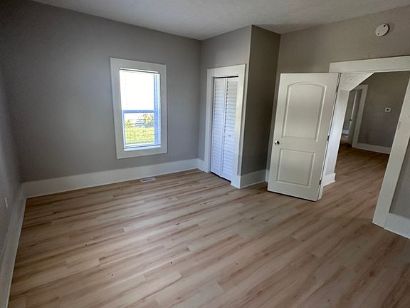 5th image of 216 Academy Ave