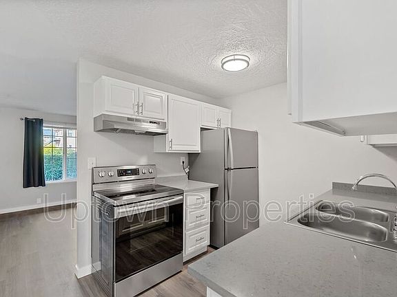 4th image of 6836 N Richmond Ave