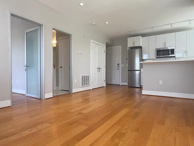 1209 G St SE #8 — Photo 5