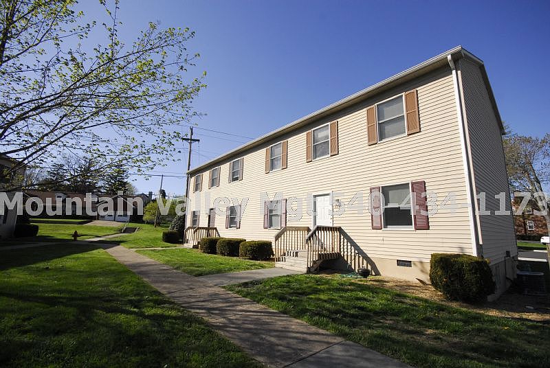 1st image of 543 Roosevelt St