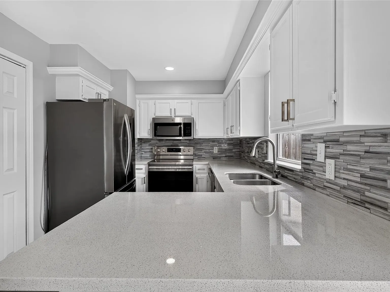 2 bed, 1.5 bath, 1068 sqft, $1,600 — Photo 3