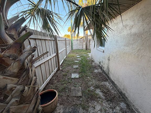 4th image of 685 Palm Dr