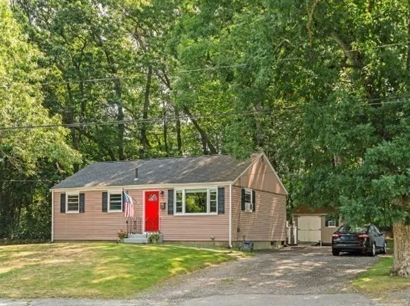 4 Edward Cody Ln, Weymouth, MA 02190