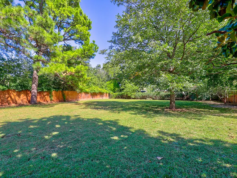 2820 Guilford Ln — Photo 33