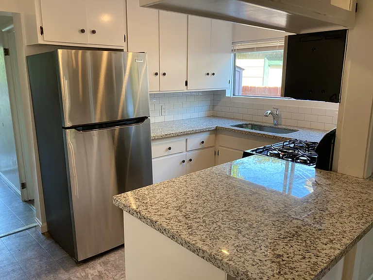 1022 Ivy St — Photo 4