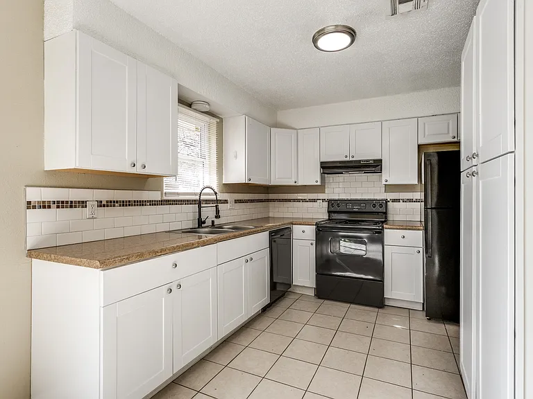 645 Lloyd Ave — Photo 12