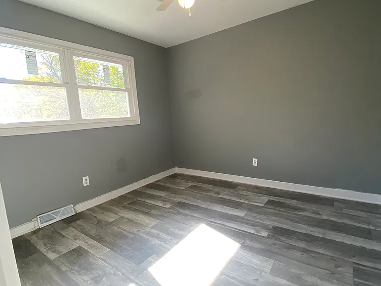 Upsataris 1st bedroom