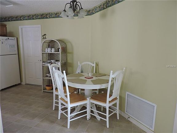 3rd image of 967 Tanglewood Pl