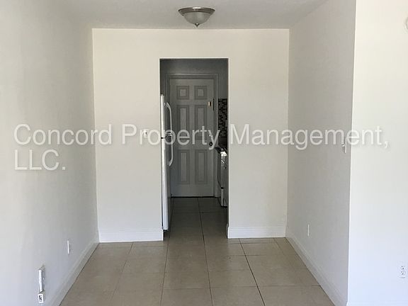 4th image of 1827 Park Ln APT 1