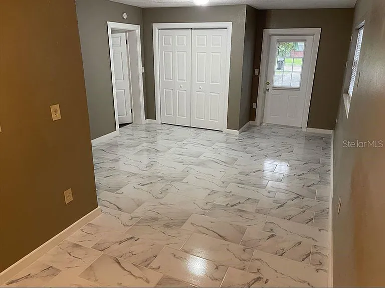 590 S Broadway Ave — Photo 9