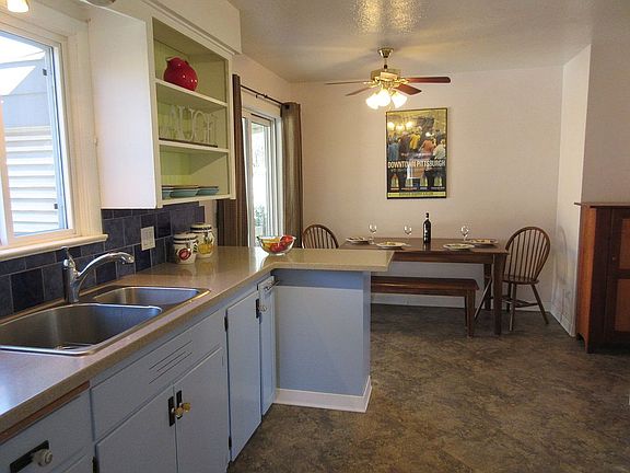 Kitchen eat-in 10'x7'