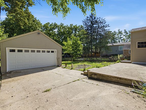 3rd image of 658 Pleasant St