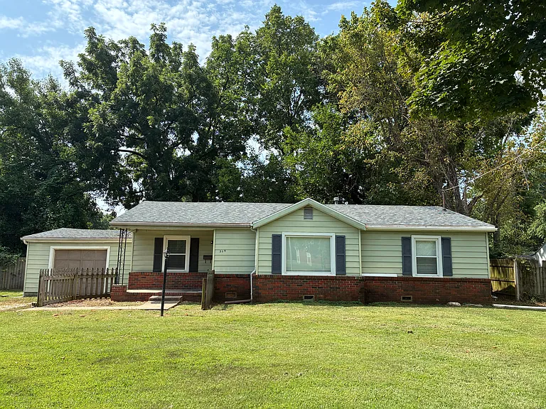 504 E Sunshine St — Photo 1