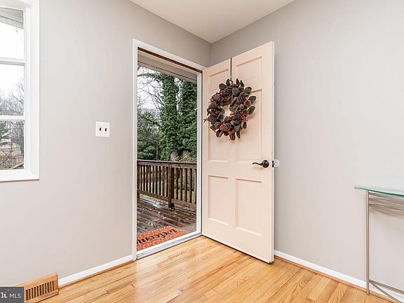 4th image of 725 Mount Alban Dr