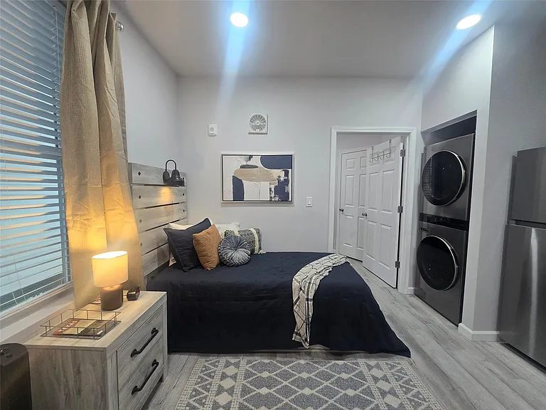805 Avenue K #D — Photo 1